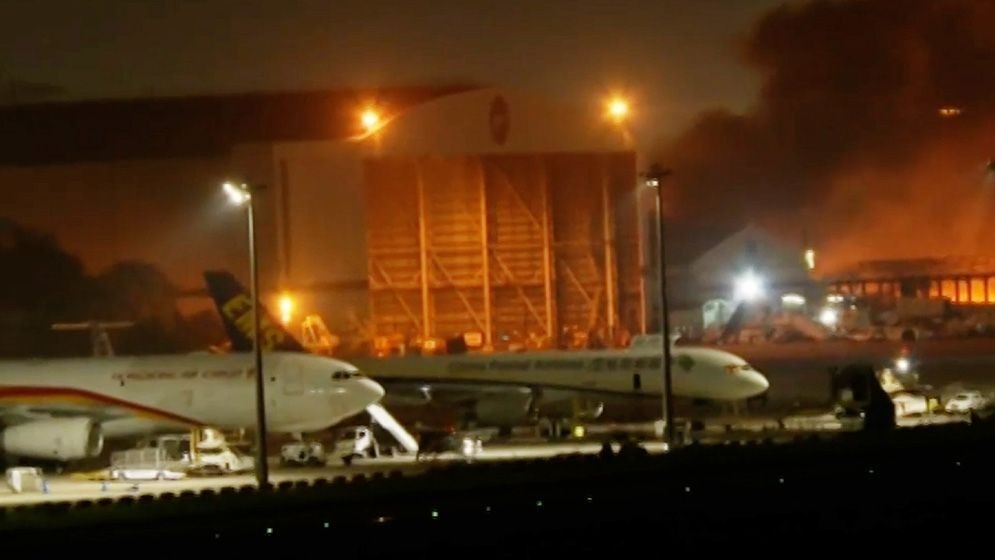 আগুনের পর বিমানবন্দরে নিরাপদে ফ্লাইট অবতরণ