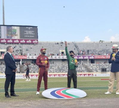 ৩১তম ওভারে একশ ছাড়ালো বাংলাদেশ