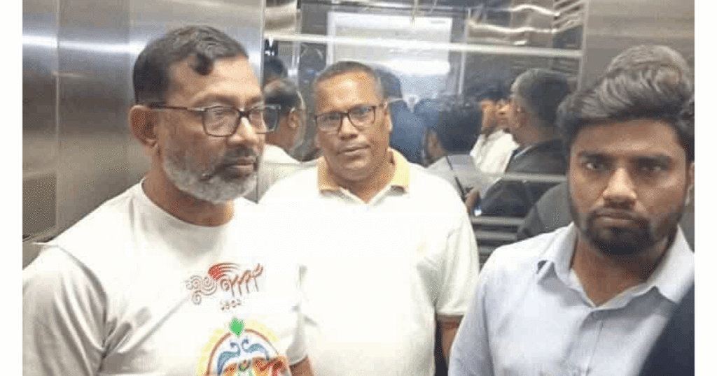 শেখ হাসিনার রায়ের বিরুদ্ধে পোস্ট দেওয়ায় ঢাবির ডেপুটি রেজিস্ট্রার আটক