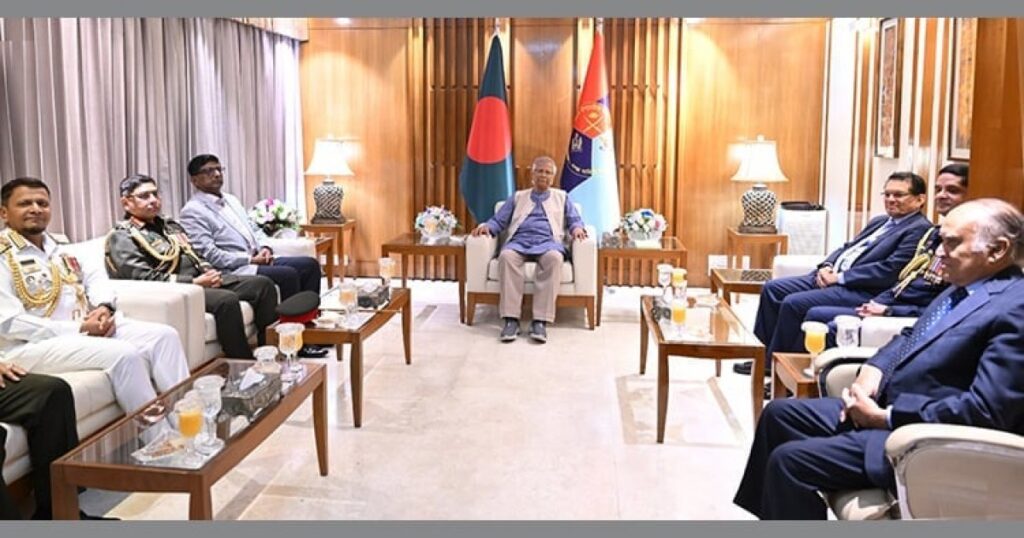 প্রধান উপদেষ্টার সঙ্গে তিন বাহিনীর প্রধানদের সাক্ষাৎ