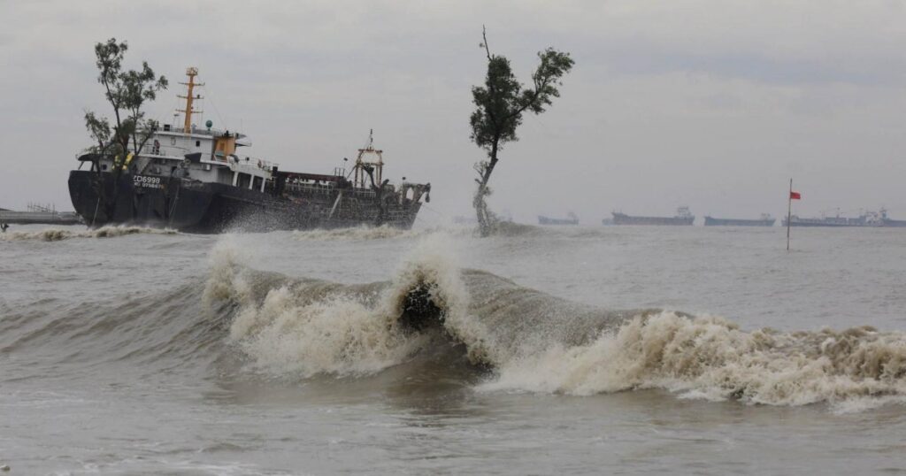 সাগরে ঘূর্ণিঝড় ‘ডিটওয়াহ’, বন্দরে দুই নম্বর দূরবর্তী হুশিয়ারি সংকেত