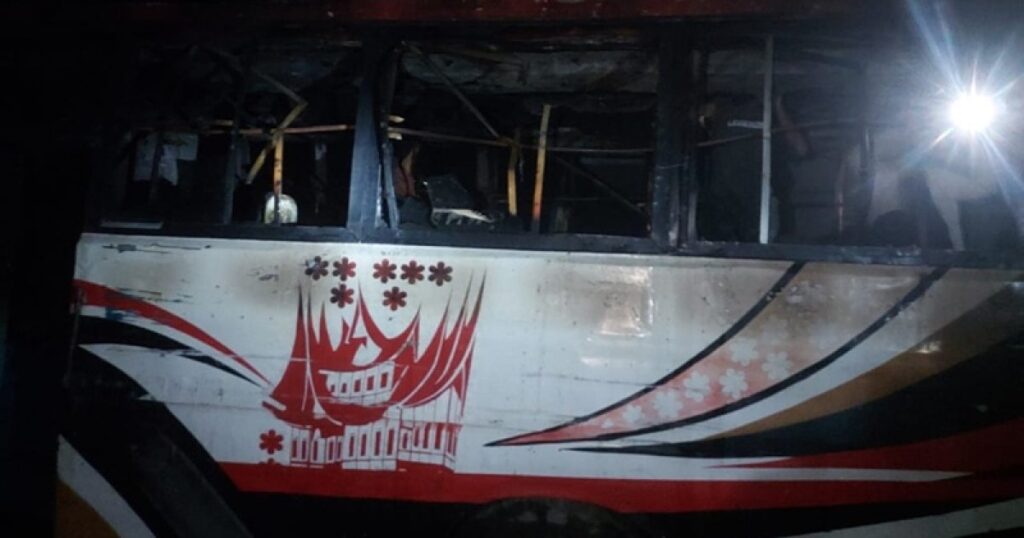 ধামরাইয়ে সড়কের পাশে দাঁড় করিয়ে রাখা বাসে আগুন