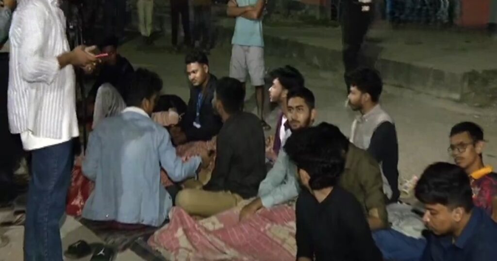 হল নির্মাণের দাবিতে তেজগাঁওয়ে পলিটেকনিক শিক্ষার্থীদের সড়ক অবরোধ