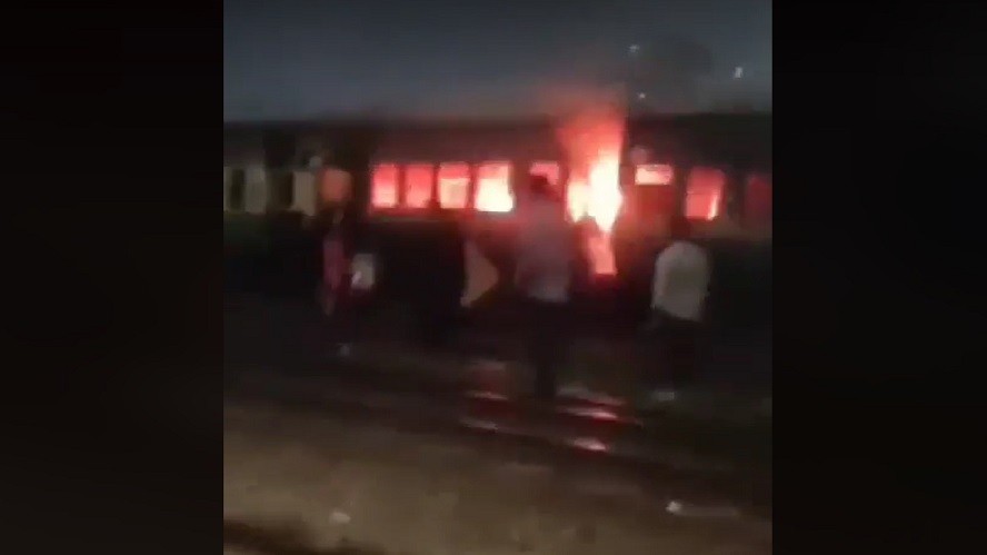 রাজধানীর তেজগাঁওয়ে ট্রেনের কোচে আগুন