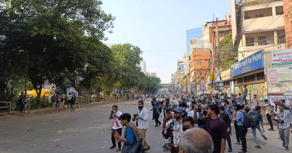 ধানমন্ডি ৩২ নম্বরে ধাওয়া পাল্টা ধাওয়া, থেমে থেমে সাউন্ড গ্রেনেড