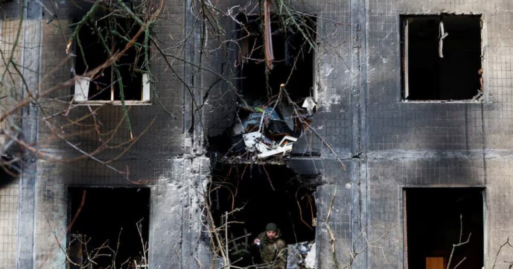 রুশ ক্ষেপণাস্ত্র-ড্রোন হামলায় কিয়েভে নিহত ৪