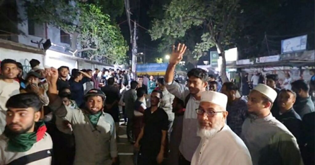 আলিয়া মাদ্রাসা শিক্ষার্থীদের দুই পক্ষের ধাওয়া-পাল্টা ধাওয়া