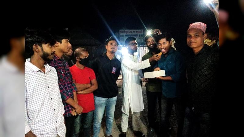 ক্ষমতাচ্যুত প্রধানমন্ত্রী শেখ হাসিনার মৃত্যুদণ্ডের রায়ে ঈশ্বরগঞ্জে উল্লাস, মিষ্টি বিতরণ