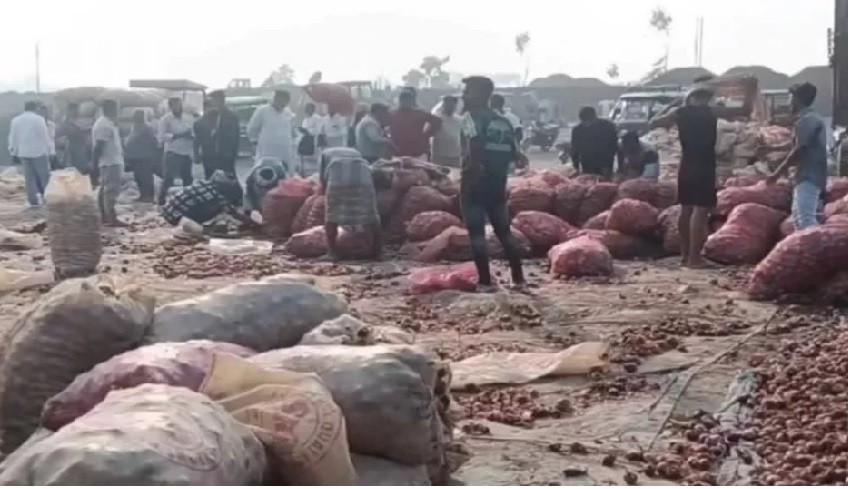 বাংলাদেশে আমদানি বন্ধ, সীমান্তে পচছে ৩০ হাজার টন ভারতীয় পেঁয়াজ